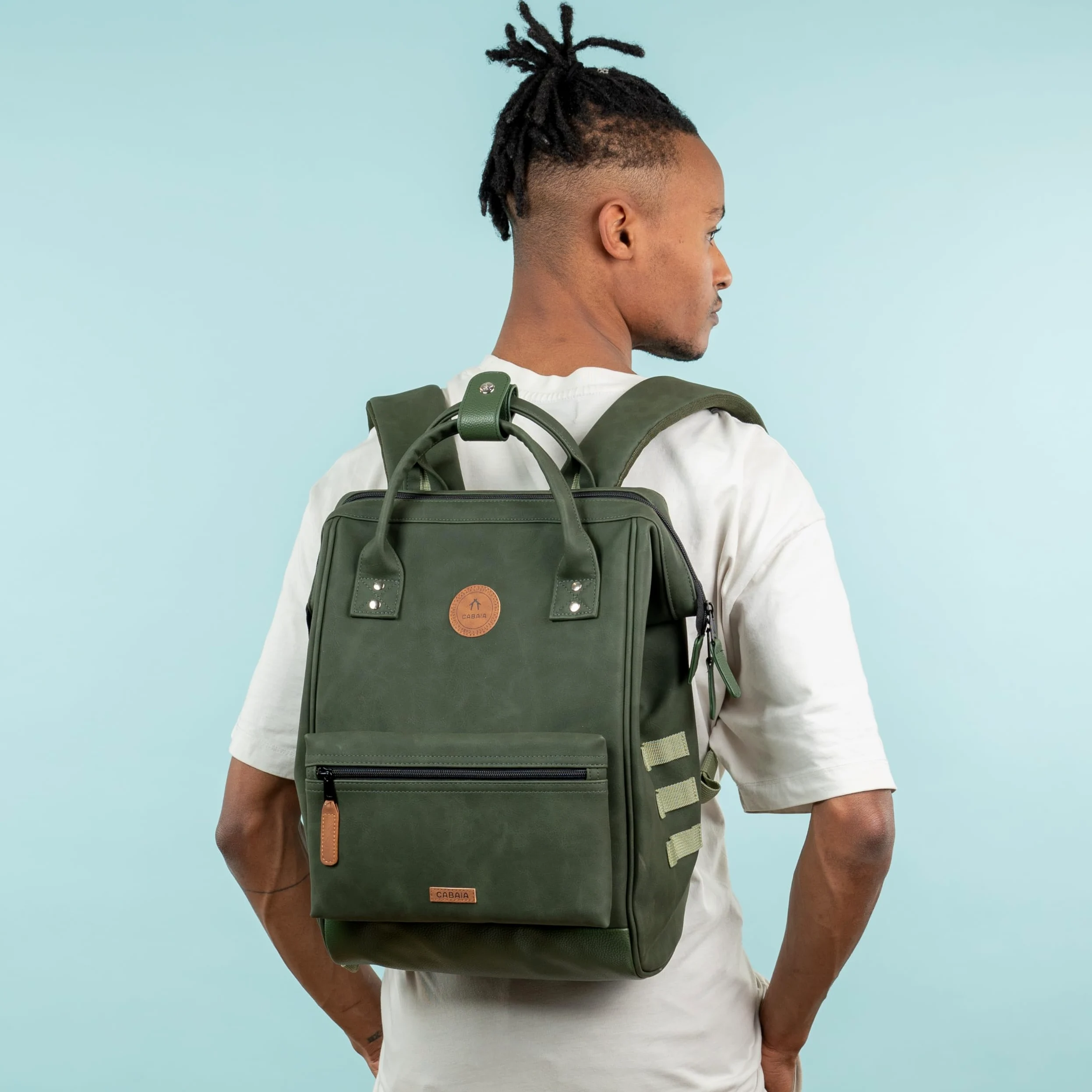 CABAIA - Sac à Dos Adventurer Busan - Medium 18L - Déperlant - Compartiment Ordinateur Portable 13" - 2 Poches - Certifié Vegan - Sac Voyage, Affaires, École pour Homme et Femme - Vert