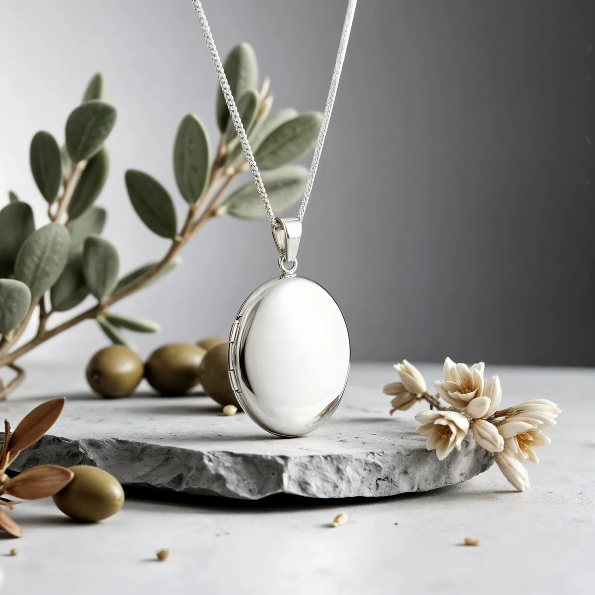Alexander Castle Collier Médaillon Ovale en Argent Sterling 925 pour Femme Fille 2 photos - Médaillon Ovale 22 mm x 19 mm avec Chaîne en Argent de 45 cm et Coffret Cadeau Bijoux