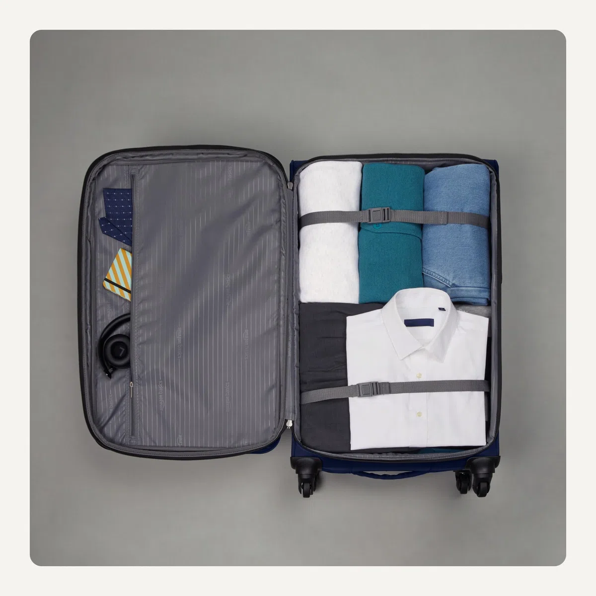 Amazon Basics Grande Valise Souple (76 cm), Avec 4 Roues Pivotantes Multidirectionnelles 360°, Extensible, Poche Zippée et Sangles, Poignée Télescopique, Bleu Marine