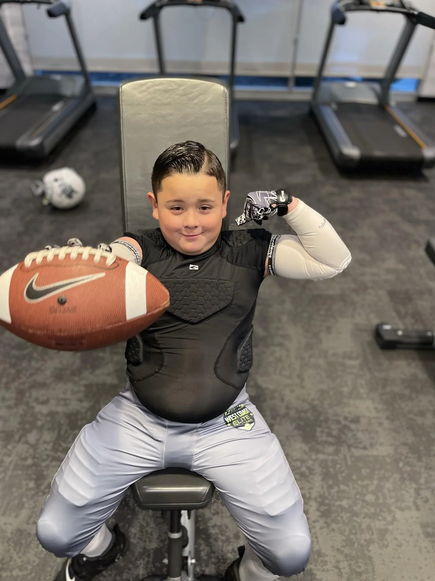 COOLOMG T-shirt de football rembourré pour garçon - Protection des épaules - Protection du buste - T-shirt de compression pour enfant